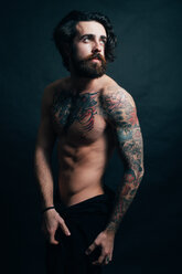 Porträt eines Hipsters mit Tattoos - CUF47389