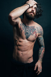 Porträt eines Hipsters mit Tattoos - CUF47390