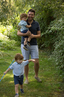 Vater und Kinder im Park - CUF47418