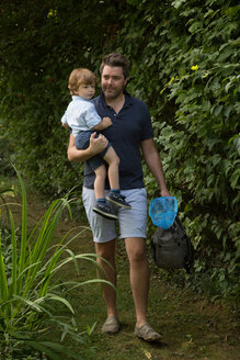 Vater und Kind mit Fischernetz im Park - CUF47427