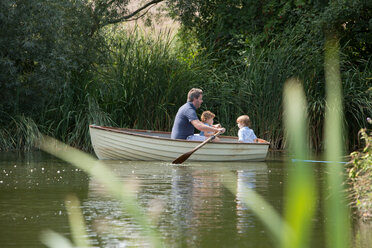 Vater und Kinder auf Bootsfahrt im See - CUF47429