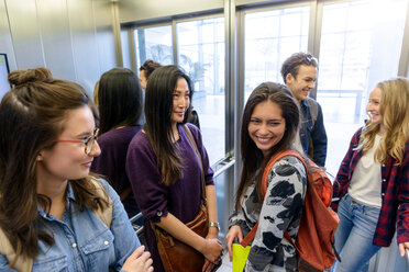 Universitätsstudenten unterhalten sich im Aufzug - CUF47431