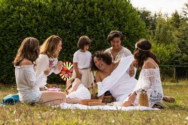 Weibliche Freunde und Familie beim Picknick im Garten - CUF47436