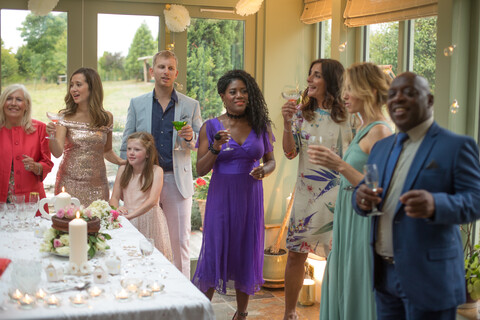 Hochzeitsgäste beim Empfang, lizenzfreies Stockfoto