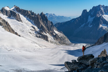 Wanderer genießt die Landschaft, Chamonix-Mont-Blanc, Rhone-Alpes, Frankreich - CUF47485