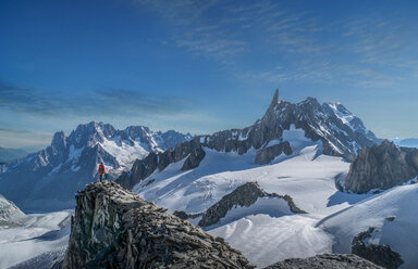 Wanderer genießt die Landschaft, Chamonix-Mont-Blanc, Rhone-Alpes, Frankreich - CUF47486