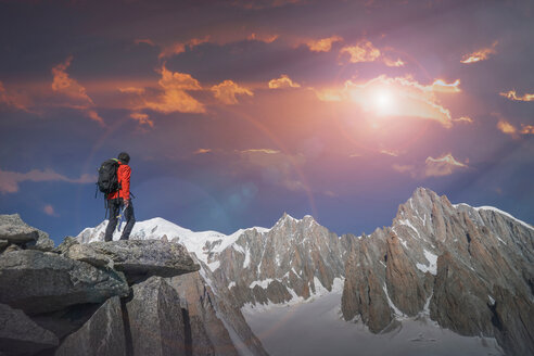 Wanderer genießt die Landschaft, Chamonix-Mont-Blanc, Rhone-Alpes, Frankreich - CUF47488