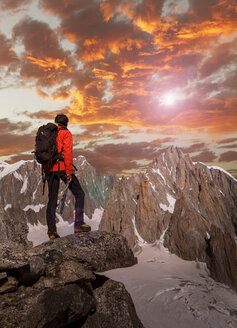 Wanderer genießt die Landschaft, Chamonix-Mont-Blanc, Rhone-Alpes, Frankreich - CUF47489
