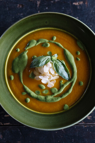 Schüssel mit frisch garnierter Suppe, Blick von oben, lizenzfreies Stockfoto