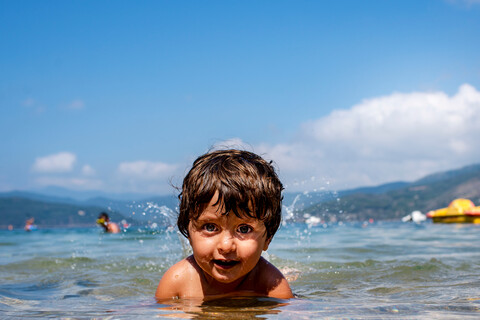 Junge teilweise im Meer untergetaucht, lizenzfreies Stockfoto