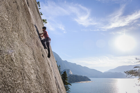 Kletterer beim Erklimmen von Felsen am Malamute, Squamish, Kanada - CUF47655