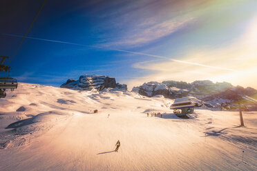 Skifahrer auf verschneiten Pisten, Madonna di Campiglio, Trentino-Südtirol, Italien - CUF47699