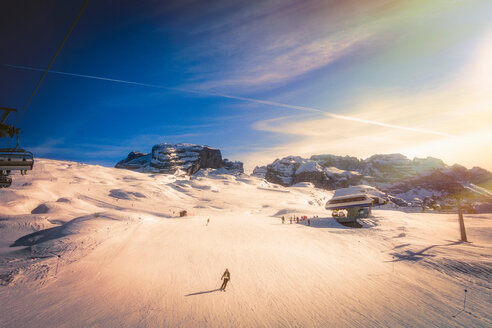 Skifahrer auf verschneiten Pisten, Madonna di Campiglio, Trentino-Südtirol, Italien - CUF47699