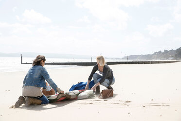 Schwestern verlassen den Ort nach einem Picknick am Strand - CUF47712