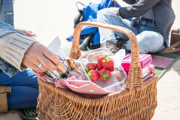 Schwestern genießen ein Picknick am Strand - CUF47713