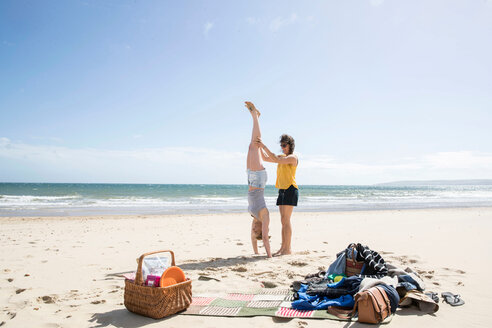 Schwestern genießen Yoga am Strand - CUF47717