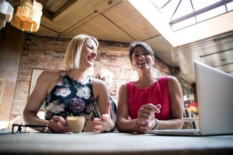 Frauen beim Brainstorming von Geschäftsideen im Restaurant, lizenzfreies Stockfoto