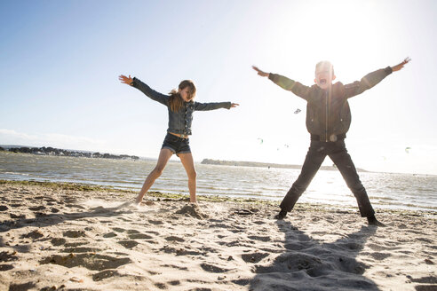 Zwillingsbruder und -schwester spielen am Strand - CUF47730