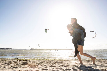 Zwillingsbruder und -schwester spielen am Strand - CUF47732