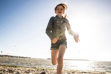 Mädchen läuft am Strand - CUF47733