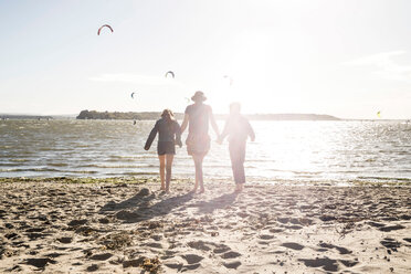 Mutter mit Sohn und Tochter am Strand - CUF47736