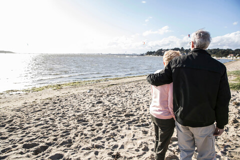 Älteres erwachsenes Paar genießt den Strand, lizenzfreies Stockfoto