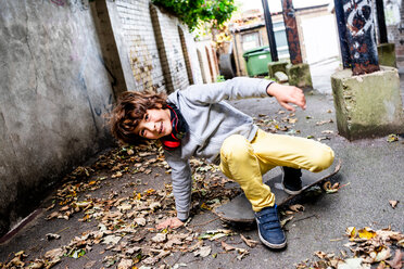 Junge fällt auf der Straße vom Skateboard - CUF47818