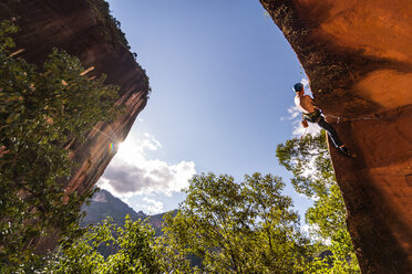 Kletterer beim Erklimmen einer Felswand, Liming, Yunnan, China - CUF47844