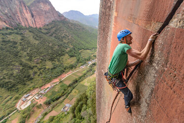 Kletterer beim Erklimmen einer Felswand, Liming, Yunnan, China - CUF47846