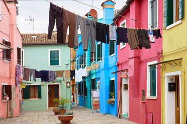 Clothes lines in traditional multicoloured courtyard, Burano, Venice, Veneto, Italy - CUF47864