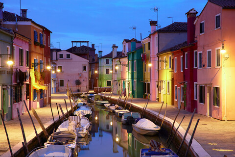 Traditionelle mehrfarbige Häuser am Wasser in der Abenddämmerung, Burano, Venedig, Venetien, Italien, lizenzfreies Stockfoto