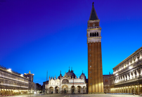 Markusplatz vor Sonnenaufgang, Venedig, Venetien, Italien, lizenzfreies Stockfoto
