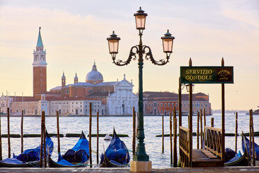 Gondeln am Ufer des Markusplatzes mit der Kirche San Giorgio Maggiore im Hintergrund, Venedig, Venetien, Italien - CUF47867