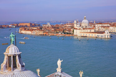 Blick von oben auf den Giudecca-Kanal mit Stadtbild vom Turm der Kirche San Giorgio Maggiore, Venedig, Venetien, Italien - CUF47868