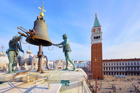 Glocke auf dem Uhrenturm von St. Marks mit Blick auf den Markusplatz, Venedig, Venetien, Italien, lizenzfreies Stockfoto