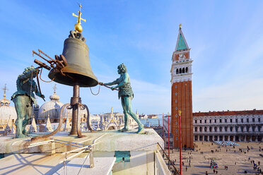 Glocke auf dem Uhrenturm von St. Marks mit Blick auf den Markusplatz, Venedig, Venetien, Italien - CUF47869