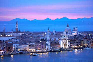 Malerische Stadtlandschaft über dem Giudecca-Kanal bei Nacht, Venedig, Venetien, Italien - CUF47888