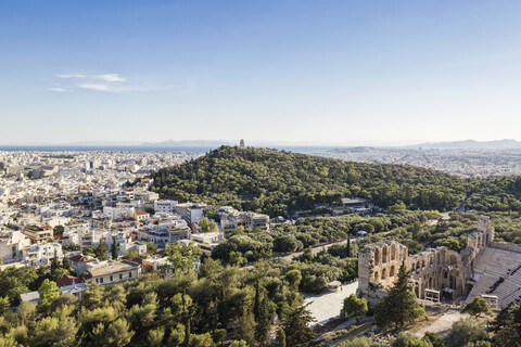 Griechenland, Athen, Blick auf Odeon, Theater des Herodes Atticus, Philopappos-Denkmal, Piräus im Hintergrund, lizenzfreies Stockfoto