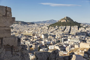 Griechenland, Athen, Blick von der Akropolis auf den Berg Lycabettus - MAMF00339