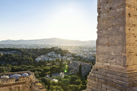 Griechenland, Athen, Akropolis, Blick von den Propyläen zum Observatorium und Areopag, lizenzfreies Stockfoto