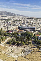 Griechenland, Athen, Blick auf das Theater des Dionysos und das Akropolismuseum - MAMF00343