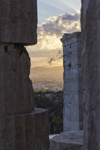 Griechenland, Athen, Akropolis, Blick durch die Propyläen zum Observatorium bei Sonnenuntergang, lizenzfreies Stockfoto