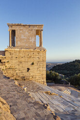 Griechenland, Athen, Akropolis, Tempel der Athena Nike bei Sonnenuntergang - MAMF00353