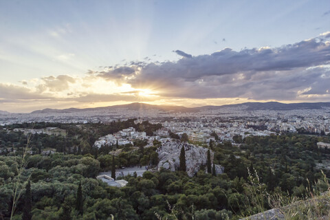 Griechenland, Athen, Stadtbild von Akropolis mit Observatorium und Areopag bei Sonnenuntergang, lizenzfreies Stockfoto