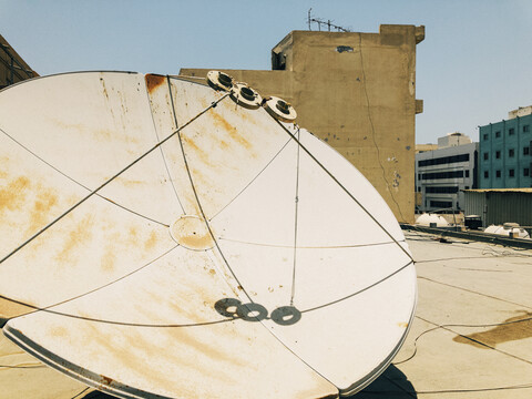 Bahrain, Manama, Große Satellitenschüssel auf dem Dach, lizenzfreies Stockfoto