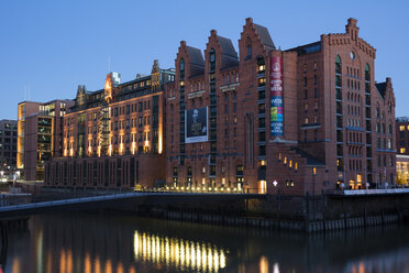 Deutschland, Hamburg, Speicherstadt, Internationales Maritimes Museum in der Abenddämmerung - WIF03741