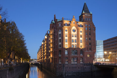 Deutschland, Hamburg, Speicherstadt, alter Speicher in der Abenddämmerung - WIF03742