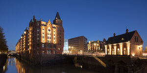 Deutschland, Hamburg, Speicherstadt, Alter Speicher und Fleetschloesschen in der Abenddämmerung - WIF03743