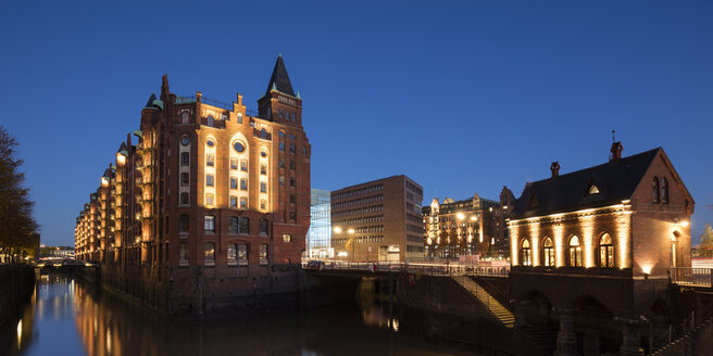 Deutschland, Hamburg, Speicherstadt, Alter Speicher und Fleetschloesschen in der Abenddämmerung - WIF03743