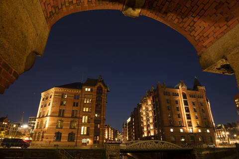 Deutschland, Hamburg, Speicherstadt, alte Lagerhäuser bei Nacht, lizenzfreies Stockfoto